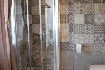 تختخواب و صبحانه Odeon Rooms