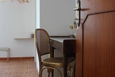 تختخواب و صبحانه Odeon Rooms