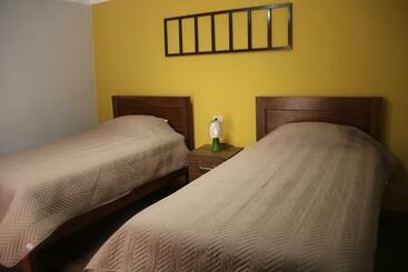 پانسیون Los Faroles Hostal