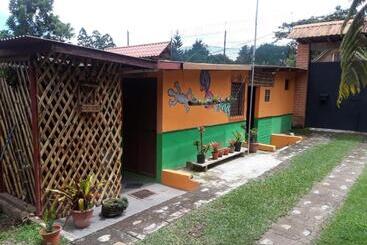 هاستل Hostal Cabañas Ave Maria