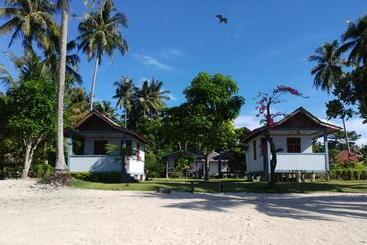 تختخواب و صبحانه New Raya   Nias Beach Bungalows