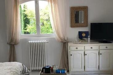 تختخواب و صبحانه Villa Oïa