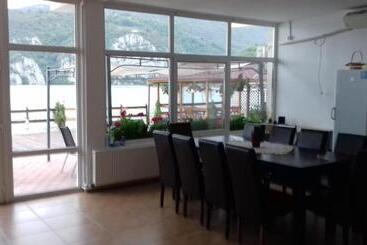 پانسیون Casa Adrian