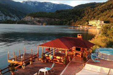 پانسیون Casa Adrian