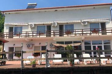 پانسیون Casa Adrian