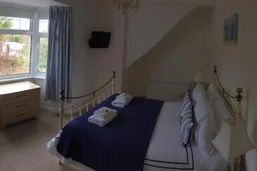 تختخواب و صبحانه Glanmor