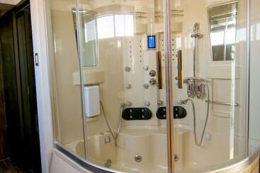 هتل Hostal Encantos