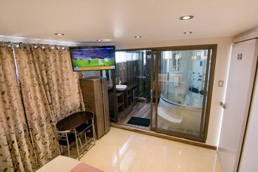 هتل Hostal Encantos