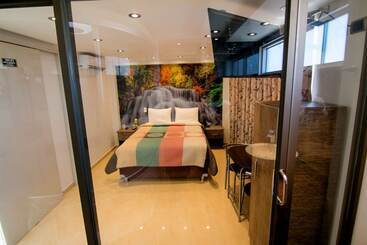 هتل Hostal Encantos