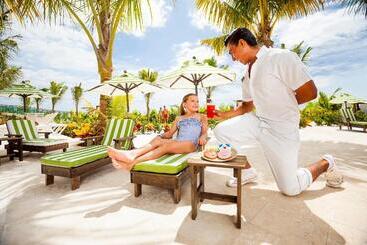 Generations Riviera Maya Family Resort Catamarán, Aqua Nick & More Inclusive