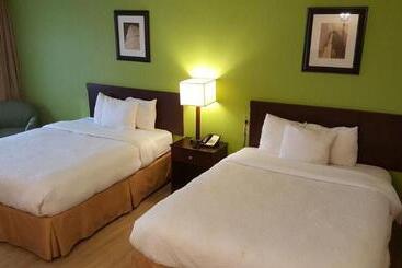 هتل Airport Waterfront Inn