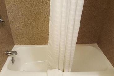 هتل Airport Waterfront Inn