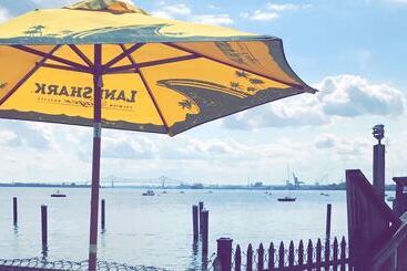 هتل Airport Waterfront Inn