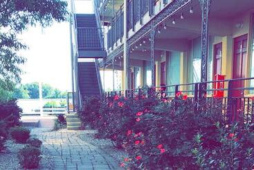 هتل Airport Waterfront Inn