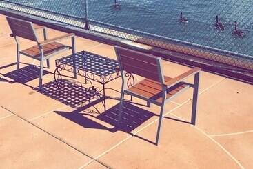 هتل Airport Waterfront Inn