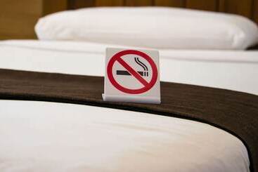 هتل Airport Waterfront Inn