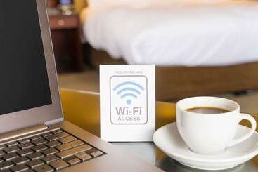 هتل Airport Waterfront Inn