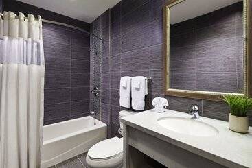 هتل American Inn Downey