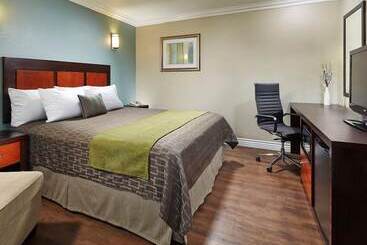 هتل American Inn Downey