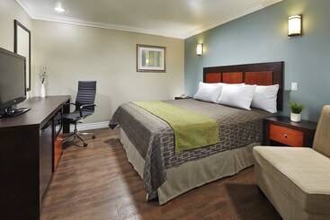 هتل American Inn Downey