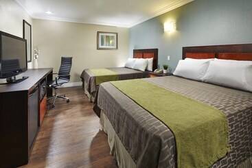 هتل American Inn Downey