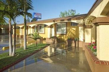 هتل American Inn Downey