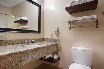 هتل Best Western Plus Finger Lakes Inn & Suites