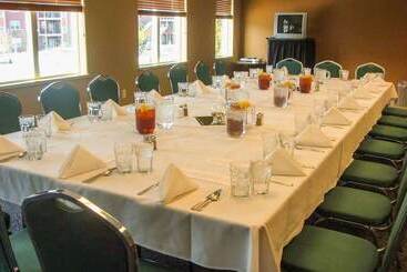 בית מלון כפרי Broadway Inn Conference Center