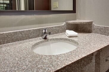 هتل Drury Inn & Suites Louisville East