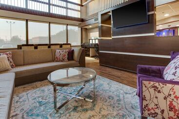 هتل Drury Inn & Suites Louisville East