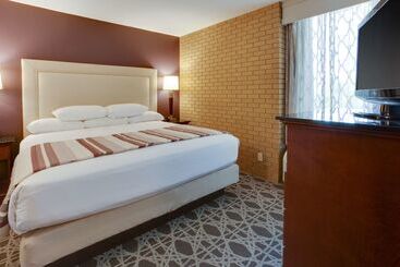 هتل Drury Inn & Suites Louisville East
