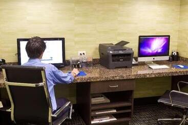 هتل Hampton Inn & Suites Tulsa/central