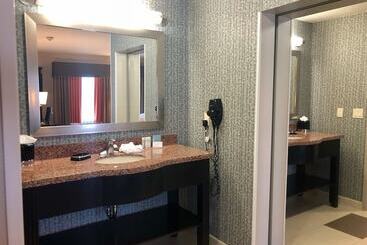 هتل Hampton Inn & Suites Tulsa/central