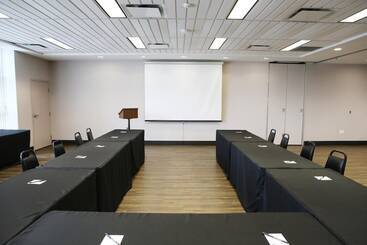 هتل Residence & Conference Centre   Hamilton