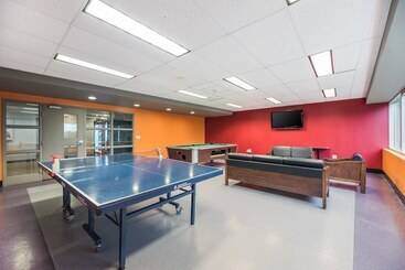 هتل Residence & Conference Centre   Hamilton