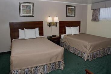 هتل Travelers Inn