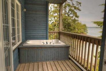 هتل Waters Edge Shoreside Suites