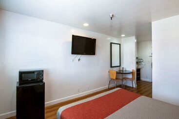 Motel 6 Monterey Park