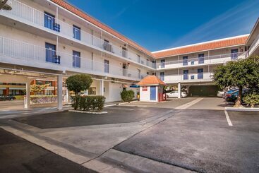 Motel 6 Monterey Park