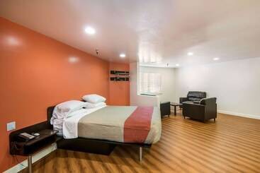 Motel 6 Monterey Park