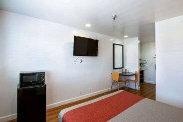 Motel 6 Monterey Park