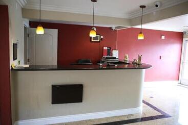مُتل Chateau Inn & Suites