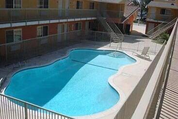 مُتل Chateau Inn & Suites