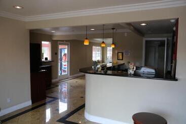 مُتل Chateau Inn & Suites