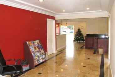 مُتل Chateau Inn & Suites