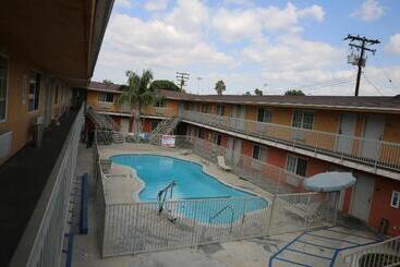מוטל Chateau Inn & Suites