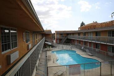 مُتل Chateau Inn & Suites