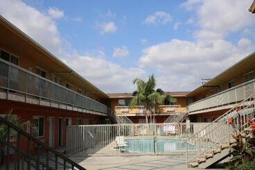 مُتل Chateau Inn & Suites