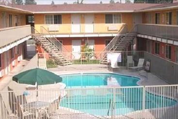 مُتل Chateau Inn & Suites