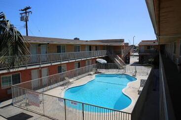 مُتل Chateau Inn & Suites